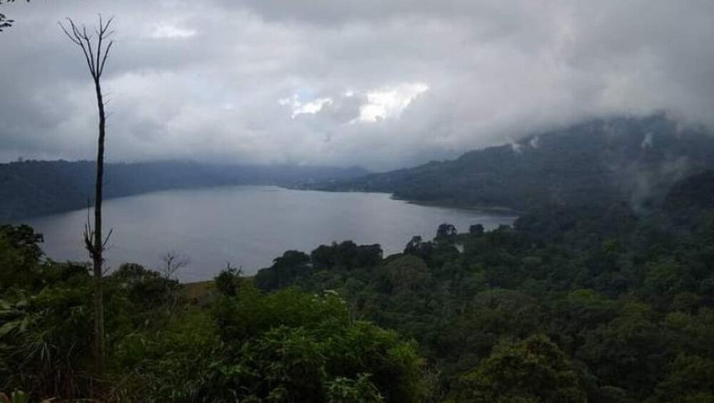 Menikmati Keindahan Alam Anjungan Wanagiri di Danau Buyan