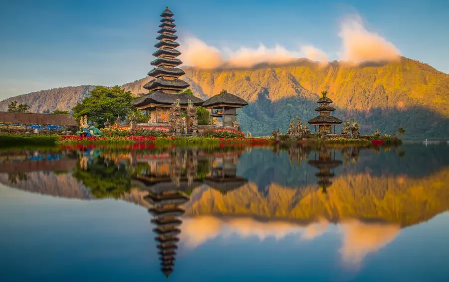 Keindahan Danau Beratan Bedugul Bali di Setiap Musim